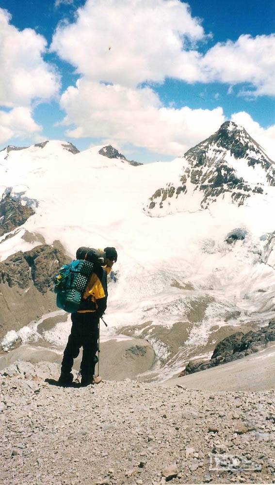 Iniciando a caminhada rumo a Nido de Condores, acampamento avançado na encosta do Aconcágua, no oeste da Argentina (temporada de 1998/99)